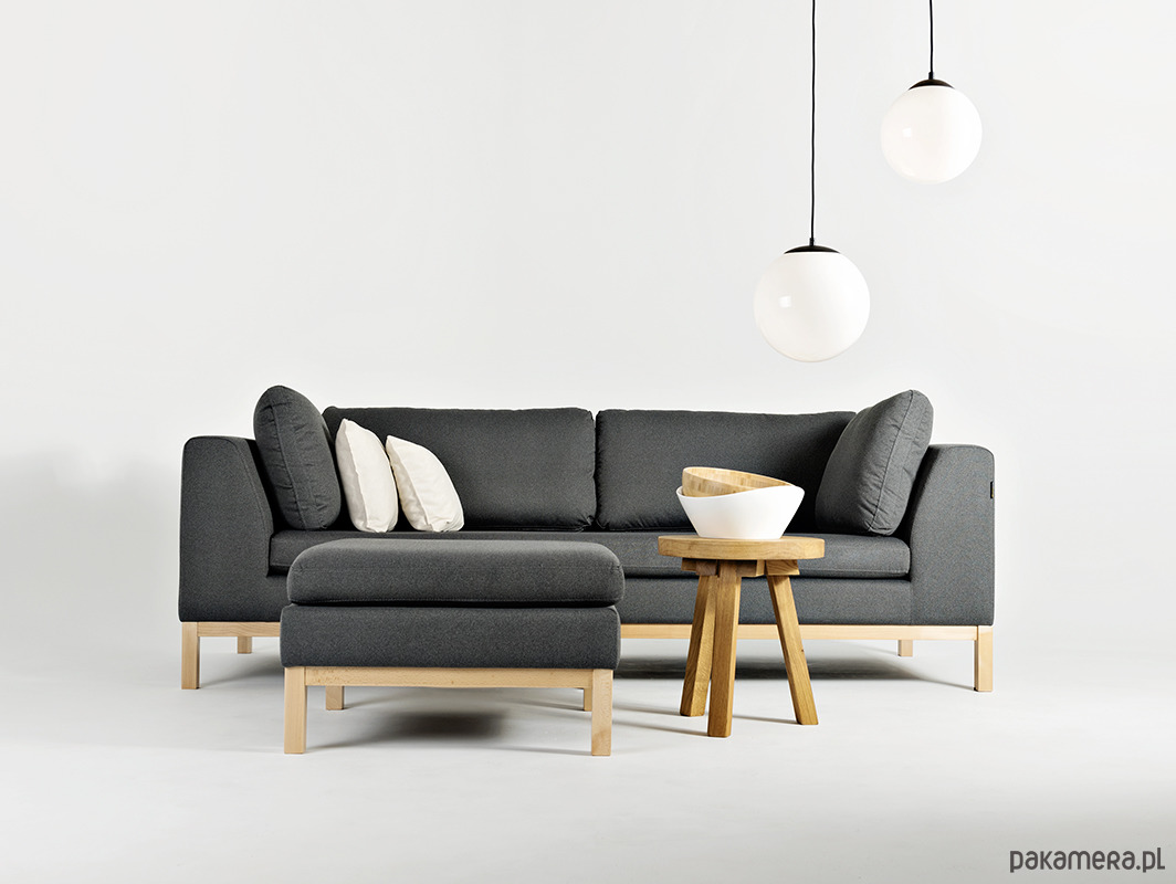 szara sofa z elementami drewna