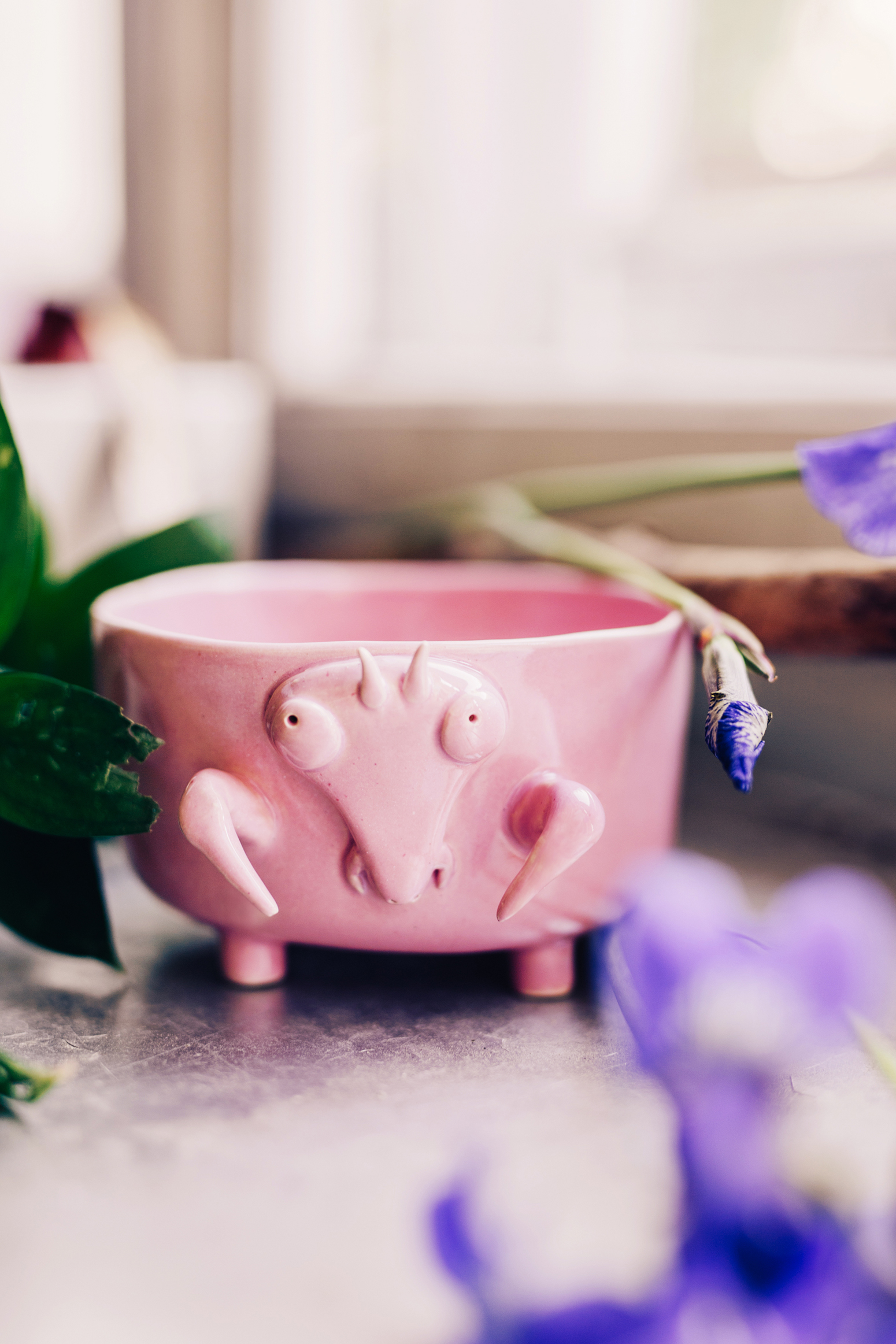 różowa miseczka ceramiczna