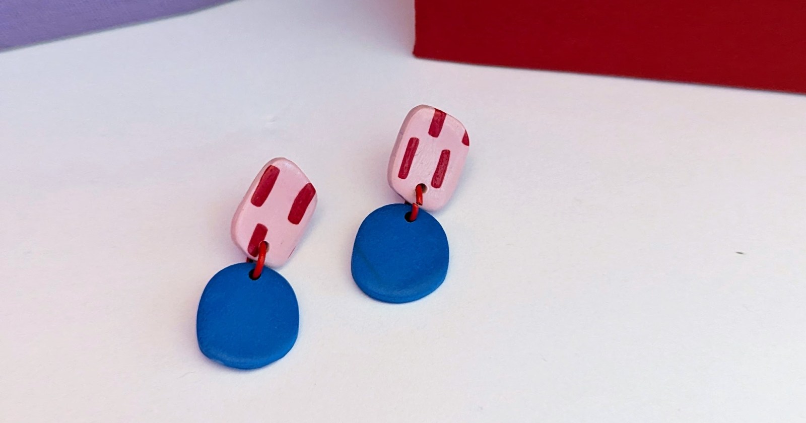 kolczyki w intensywnych kolorach, która emanuje radością i abstrakcją