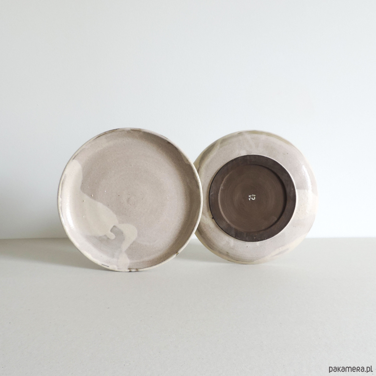 beżowy talerz ceramiczny