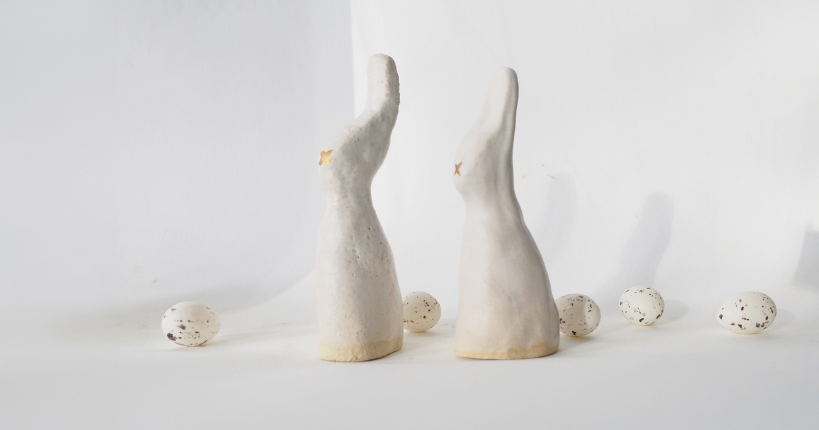 minimalistyczna figurka ceramiczna zająca wielkanocnego 