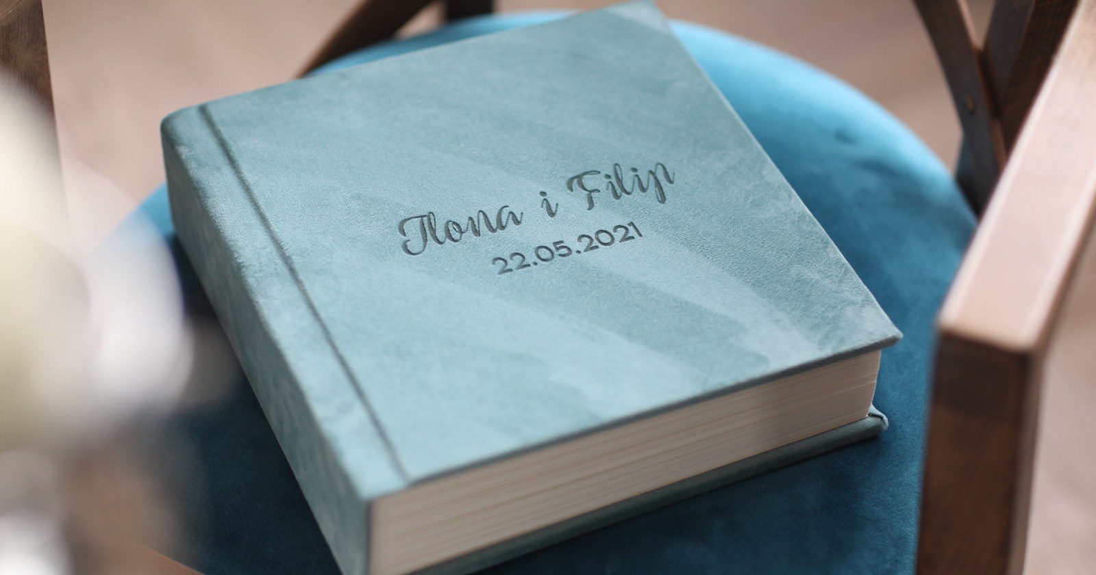 mały album ślubny w kolorze miętowym z personalizowaną okładką