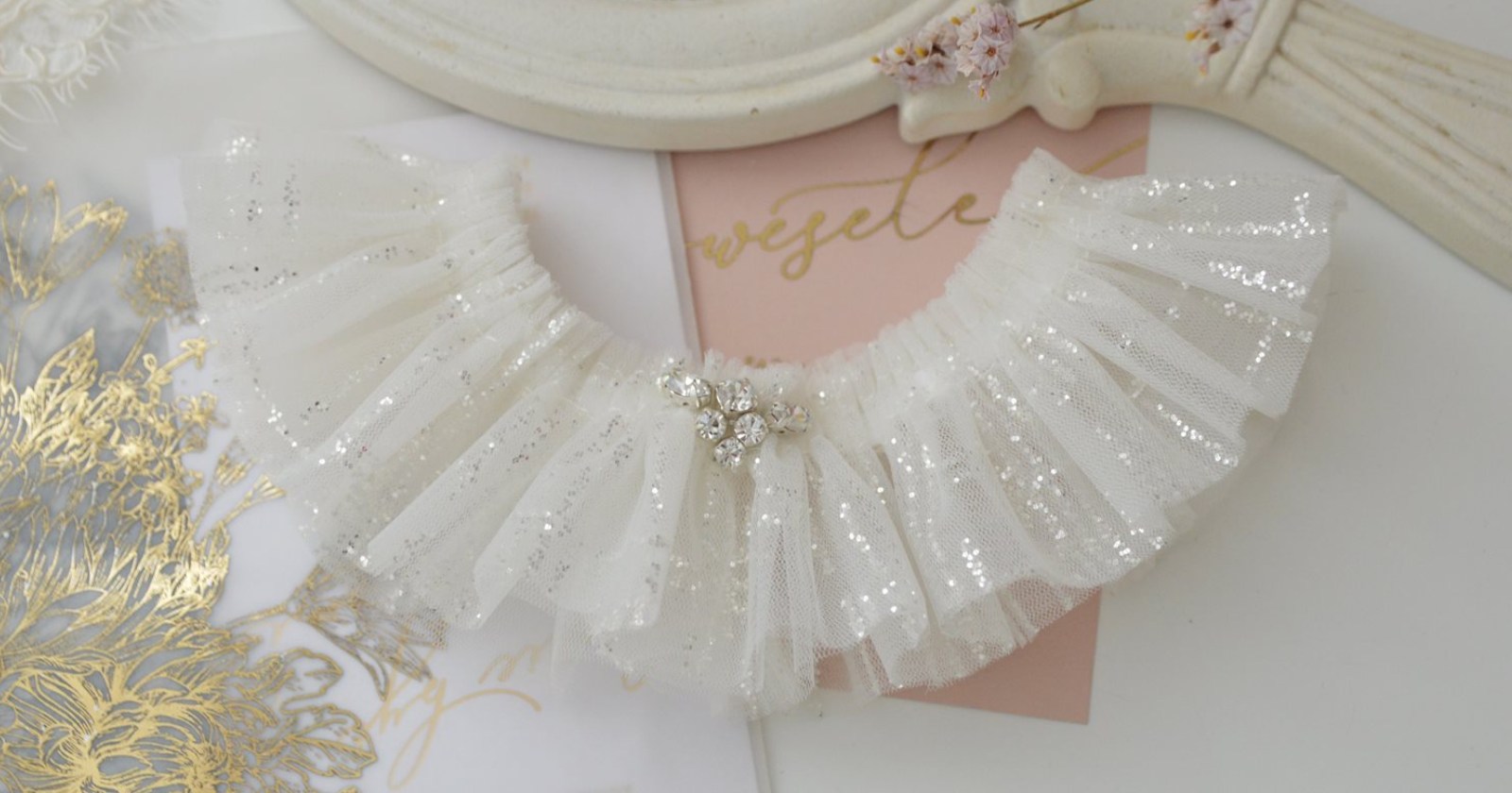 tiulowa podwiązka na ślub w stylu glamour