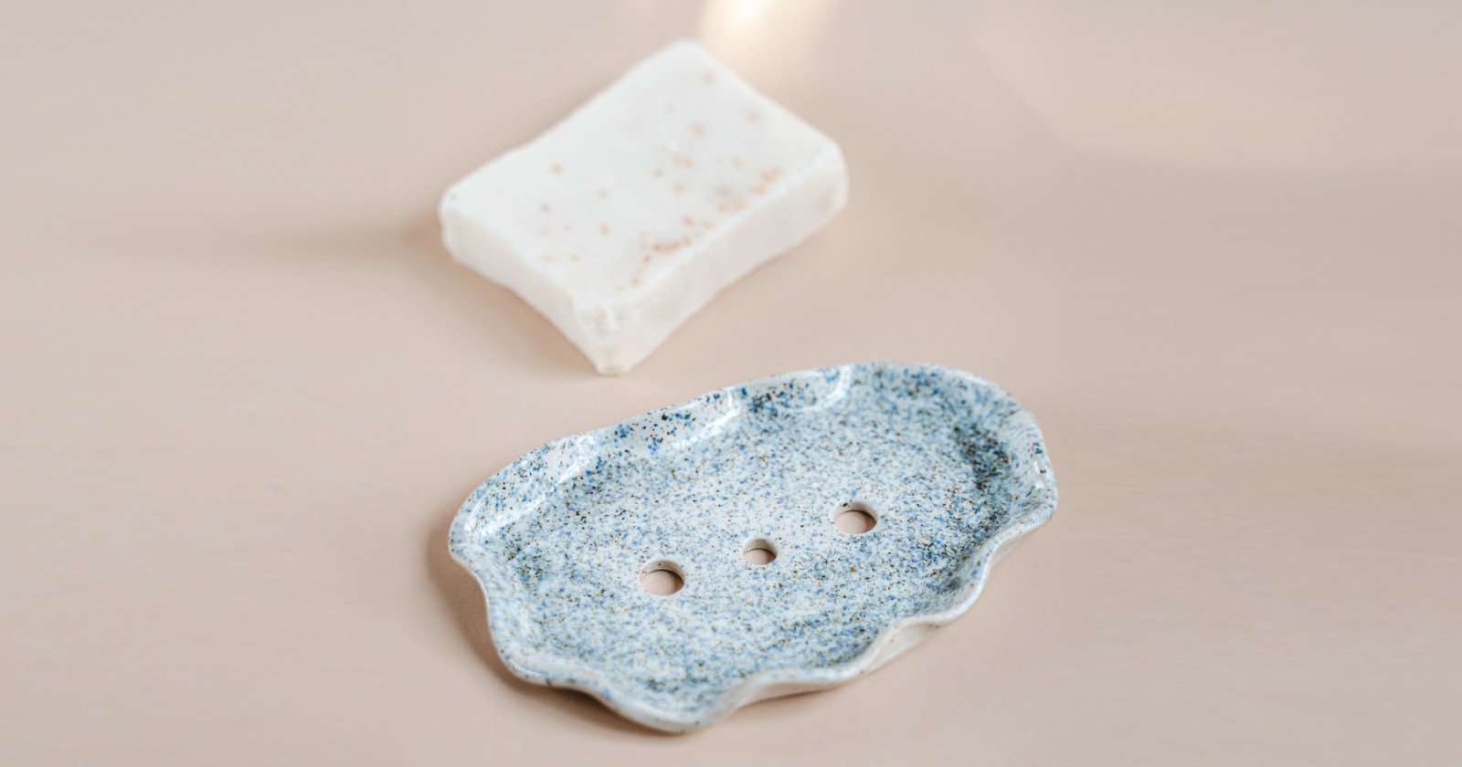 ceramiczna mydelniczka do łazienki w stylu skandynawskim