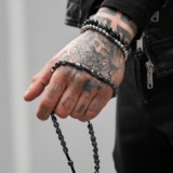 Jaka biżuteria dla mężczyzny? Odkryj stylowe dodatki, które podkreślą jego charakter!