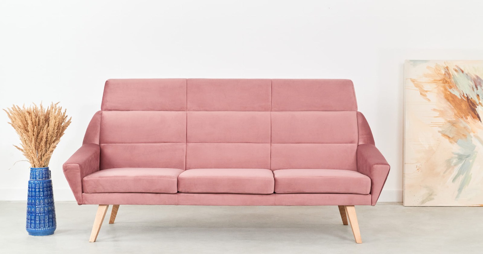 sofa różowa w stylu boho do salonu