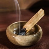 Jak palić palo santo i dobrać podstawkę?