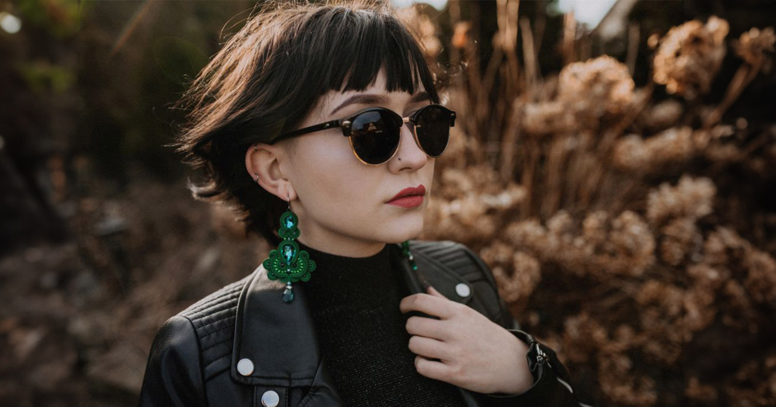 Szmaragdowo zielone kolczyki wykonane techniką soutache z koralikami