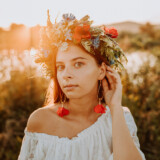 Jakie kolczyki pasują do sukienki boho?
