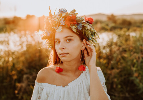 Jakie kolczyki pasują do sukienki boho?