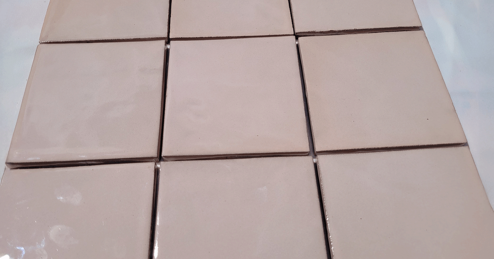 Płytki ceramiczne produkowane ręcznie na zamówienie z lokalnie pozyskiwanych surowców