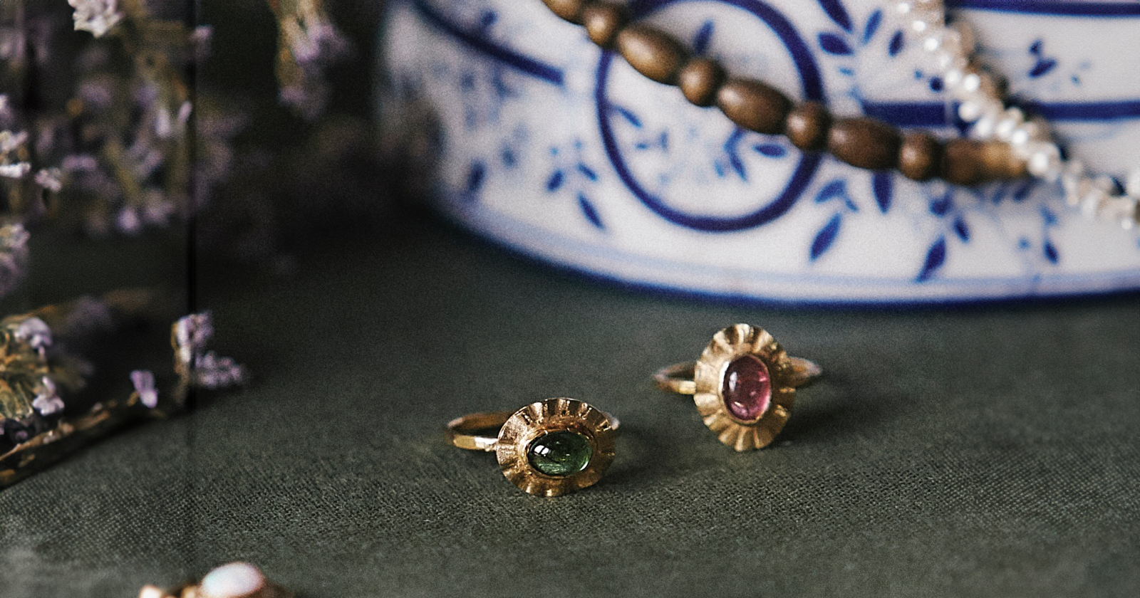 Pierścionek Stanisława to esencja kolekcji Antique, nawiązuje do retro biżuterii rodem z babcinej szkatułki