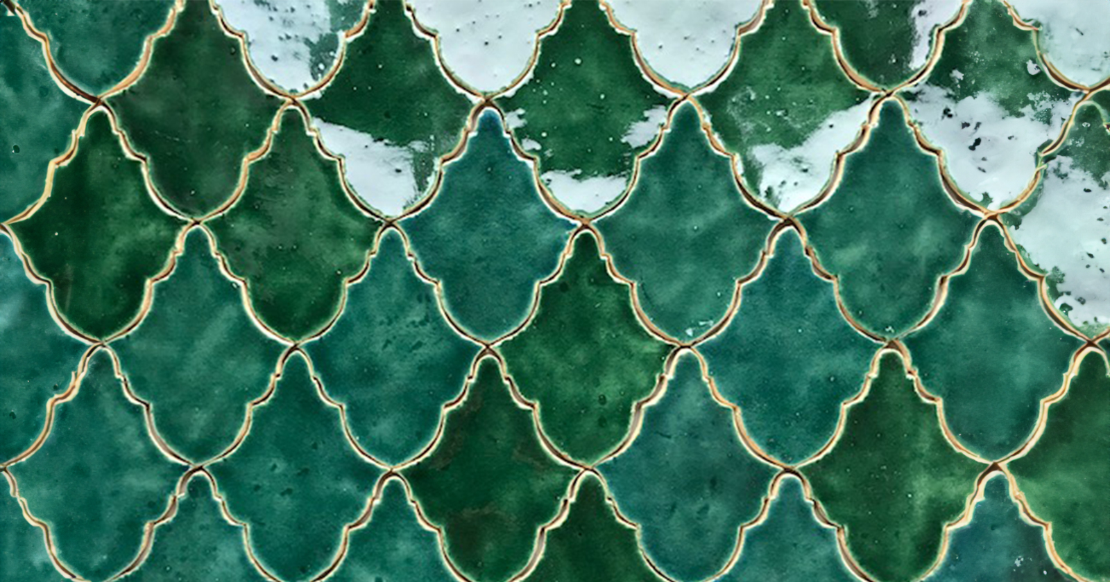 Kafle ceramiczne inspirowane orientalną ceramiką, formowane ręcznie z gliny szamotowej