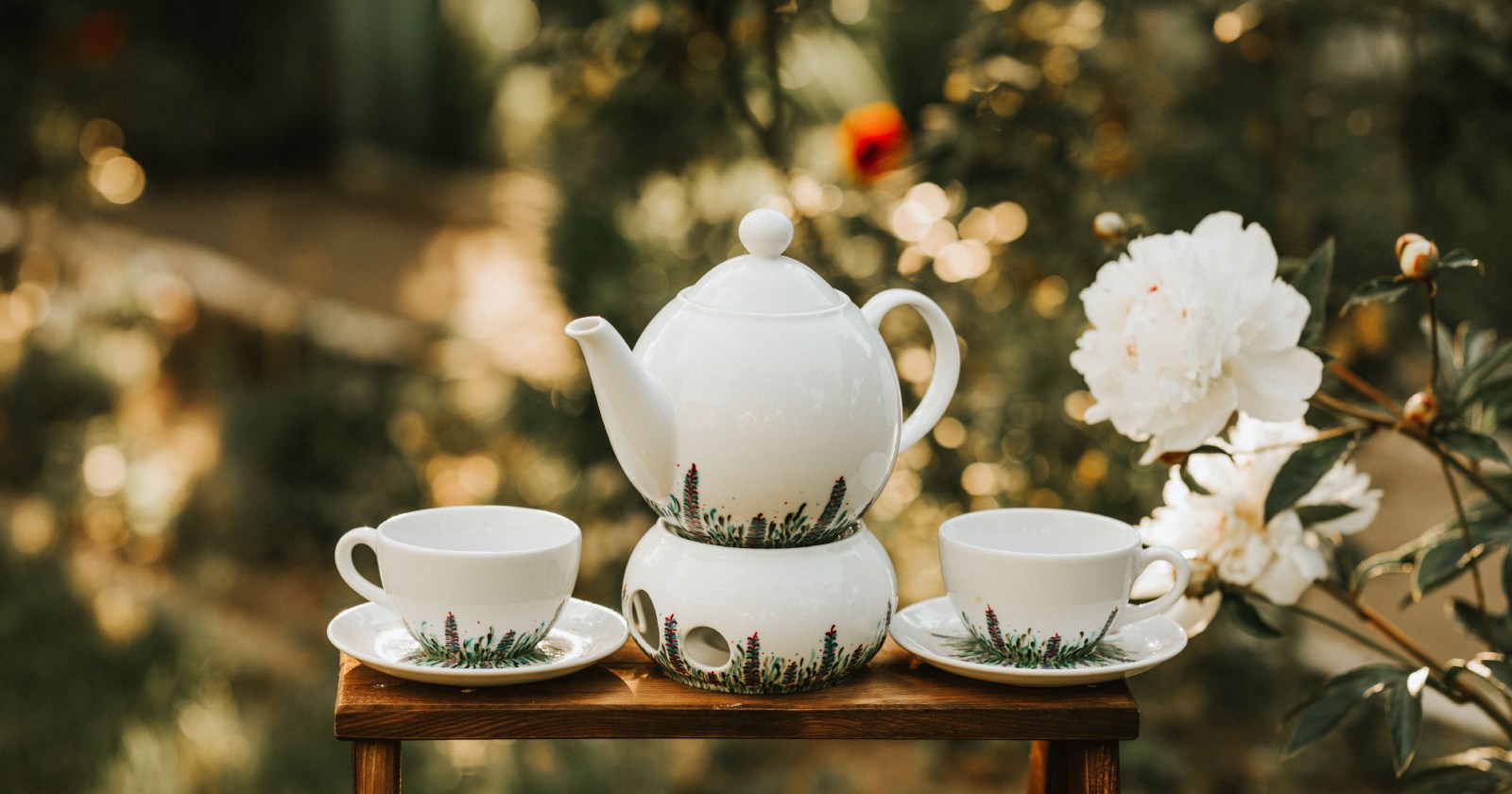 Niezwykły porcelanowy zestaw do kawy i herbaty z motywem kwitnącej łąki, co kupić dziadkom na święta