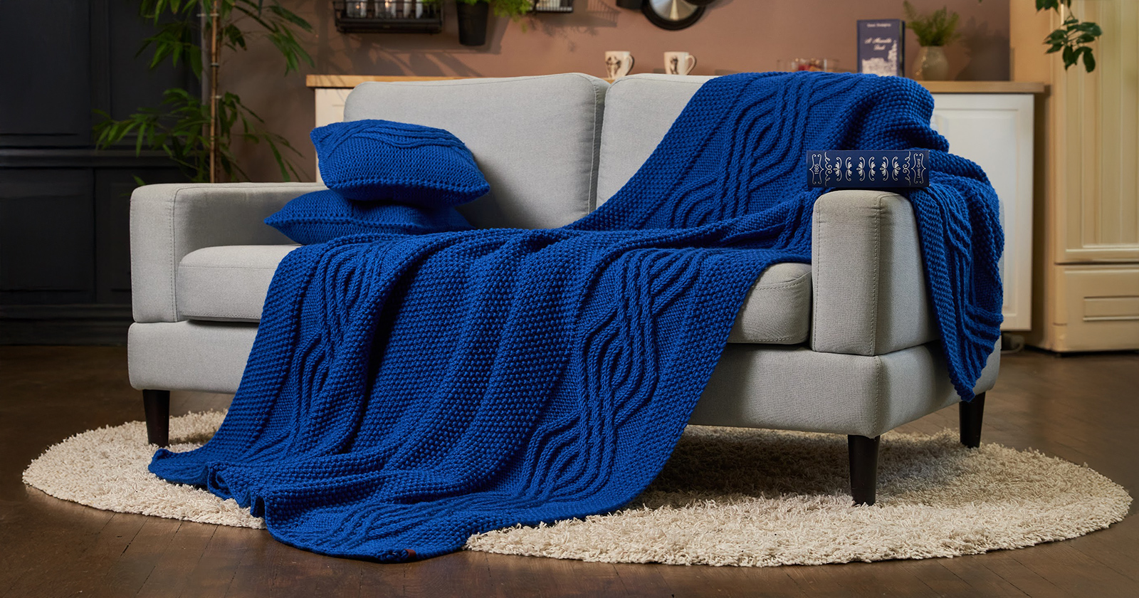 Koc z dzianiny w kolorze Royal Blue - co kupić rodzicom na święta
