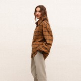 Jak nosić koszule oversize? Pomysły na modne stylizacje