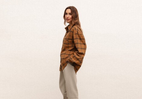 Jak nosić koszule oversize? Pomysły na modne stylizacje