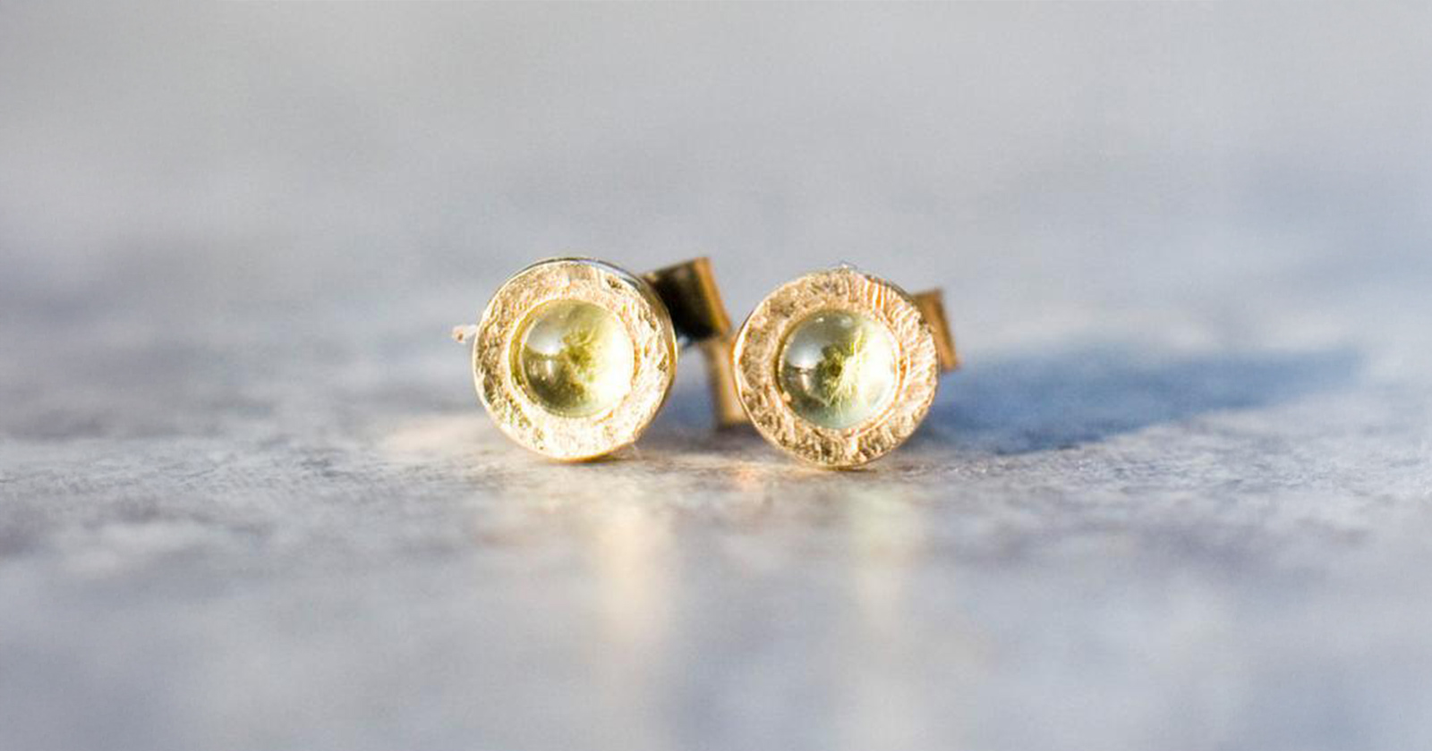 Kolczyki złote z naturalnymi zielonymi kamieniami szlachetnymi - peridotami w eleganckiej złotej oprawie