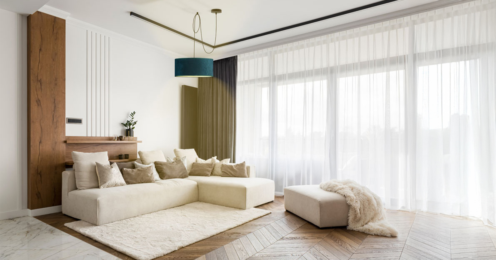 lampa wisząca z kolorowym kloszem do salonu