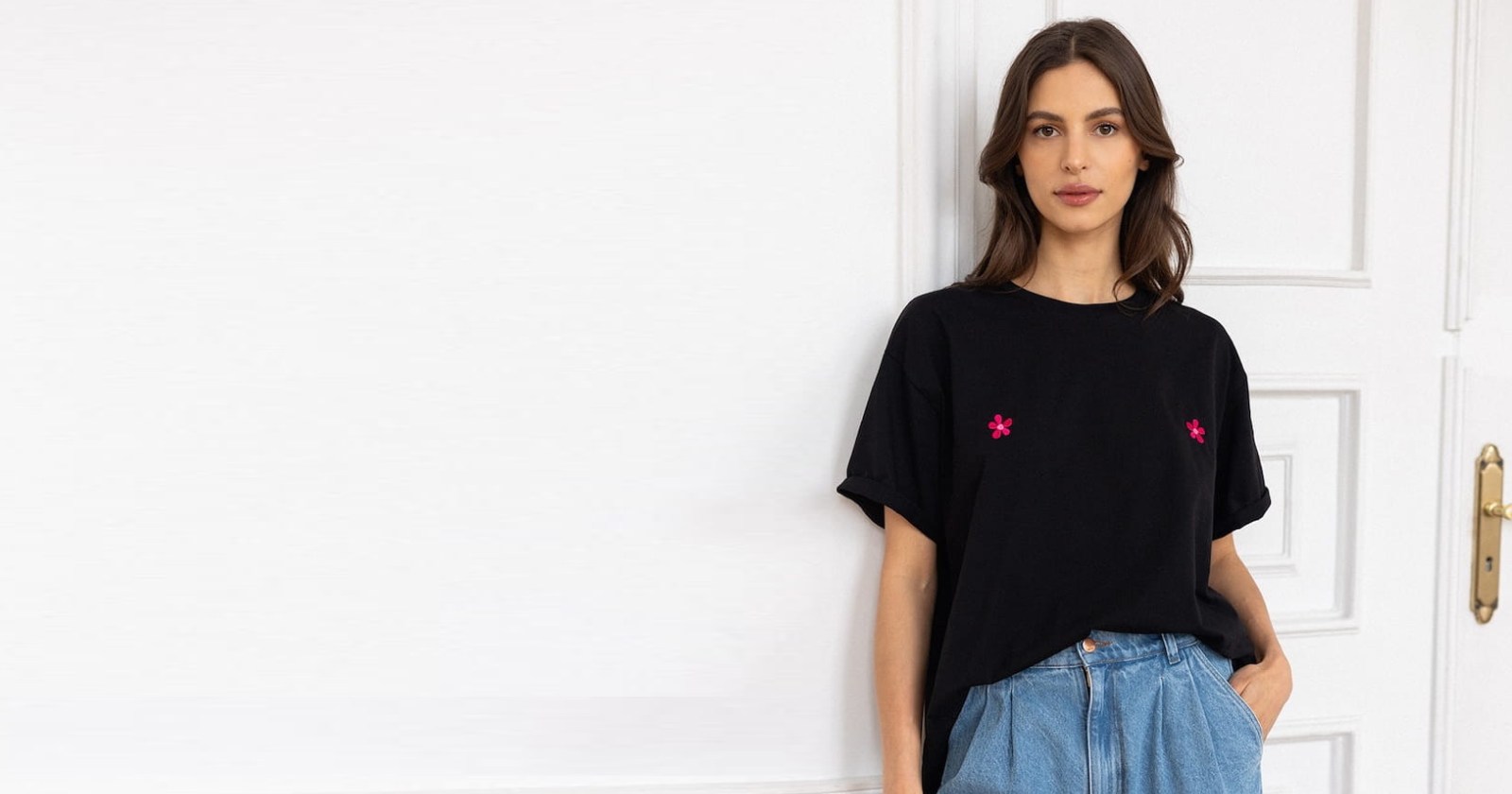 T-shirt Voilà obszerny, luźniejszy krój, delikatnie wywinięte rękawki