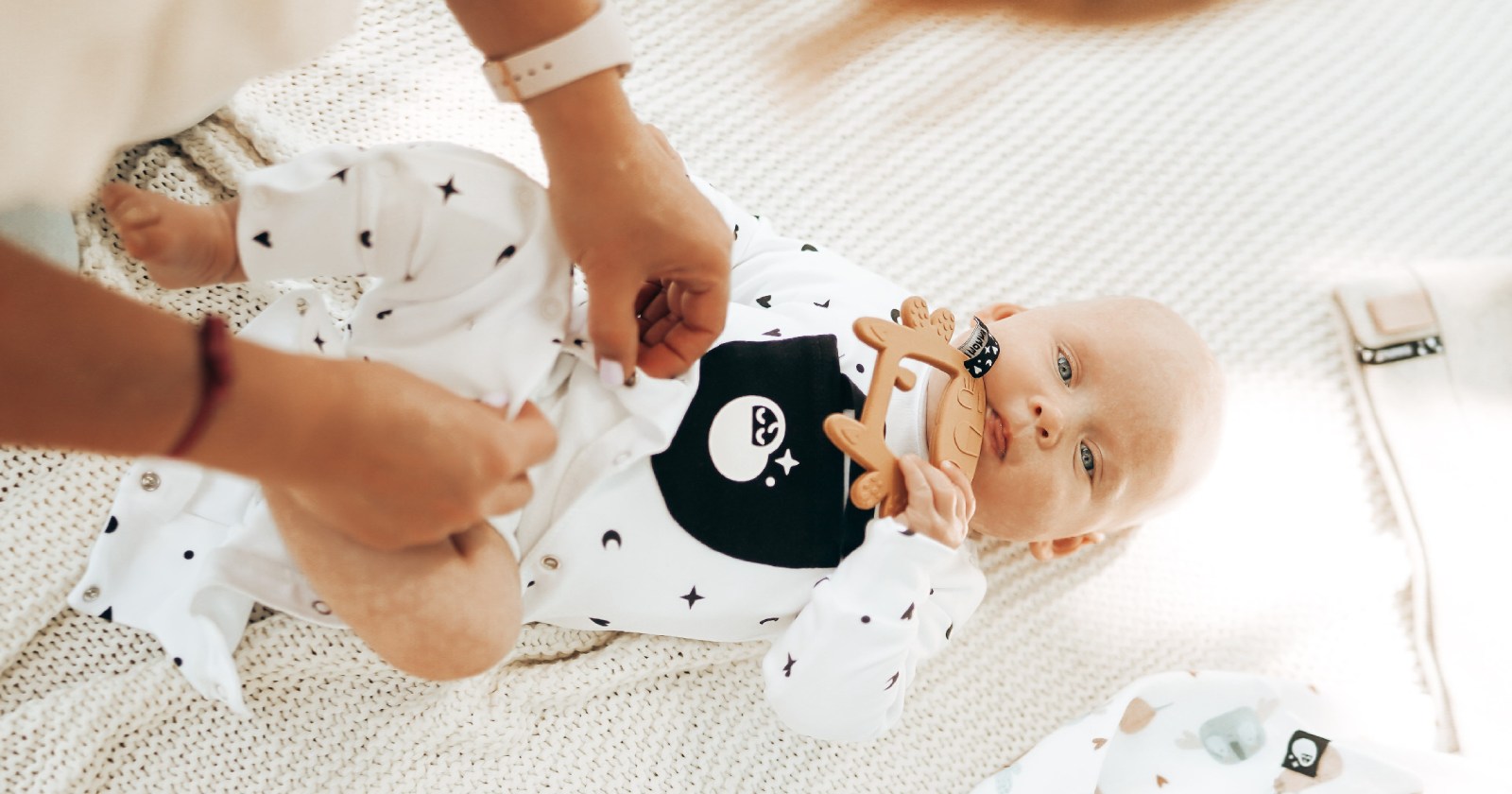 Jak ubierać niemowlę do spania? Wskazówki na każdą porę roku