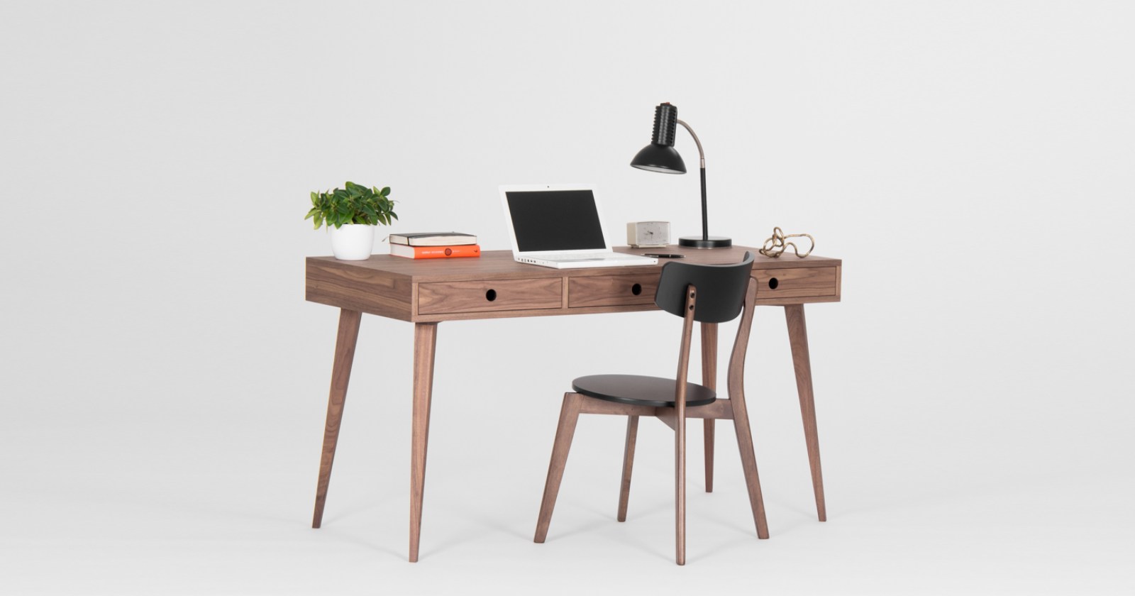 Biurko wykonane z orzecha amerykańskiego / Mo Woodwork / www.pakamera.pl