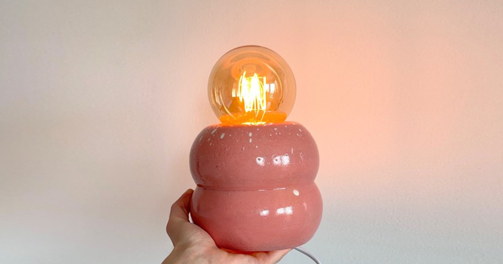 Różowa lampa stołowa ręcznie stworzona z dbałością o każdy detal
