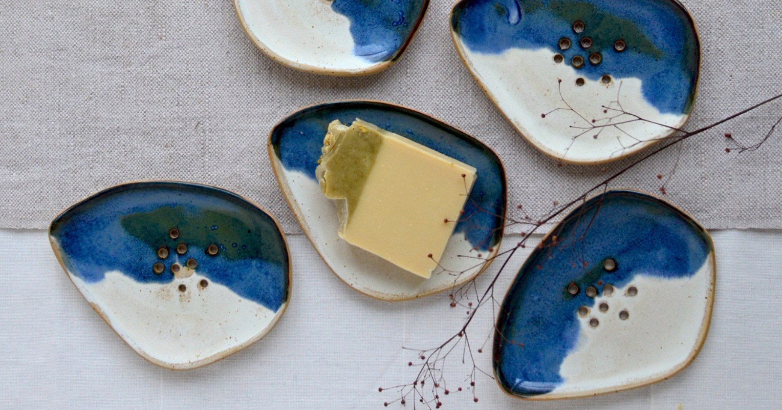 Ceramiczna mydelniczka kobaltowa. Wykonana jest w całości ręcznie, dzięki czemu ma unikatowy charakter. Nada niepowtarzalny blask każdej łazience