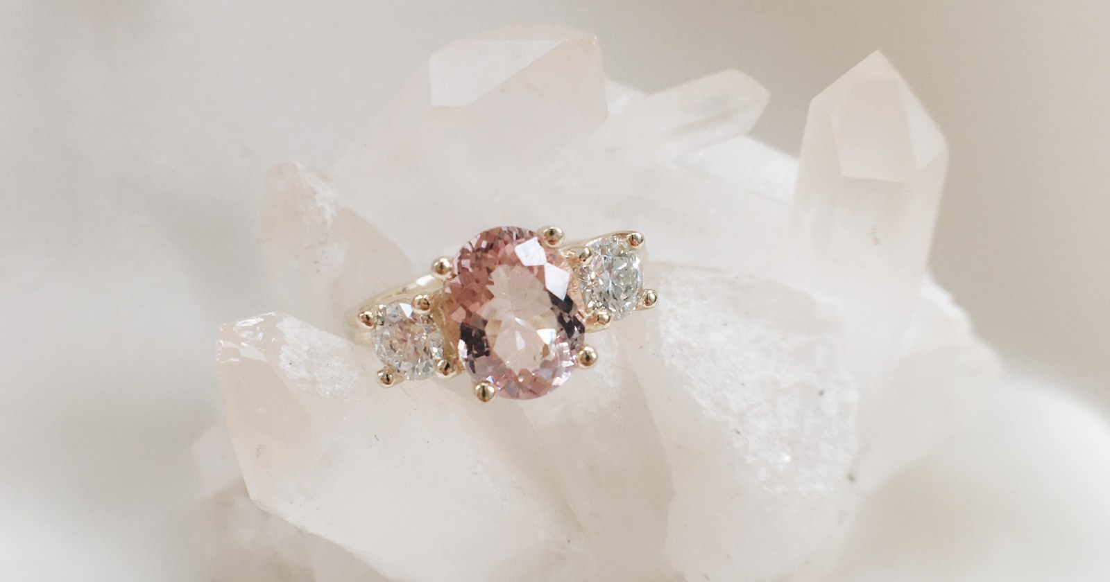Materiał: 14k złoto | Morganit | Diamenty pierścionek zaręczynowy z diamentem łączy ponadczasową klasykę z nowoczesnością