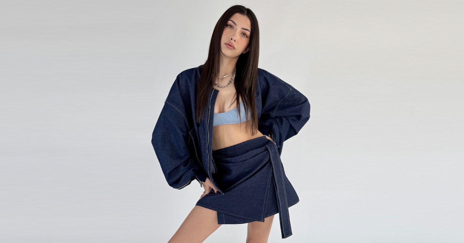 Kopertowa spódnica mini typu tie – west wykonana z solidnego denimu w kolorze dark blue