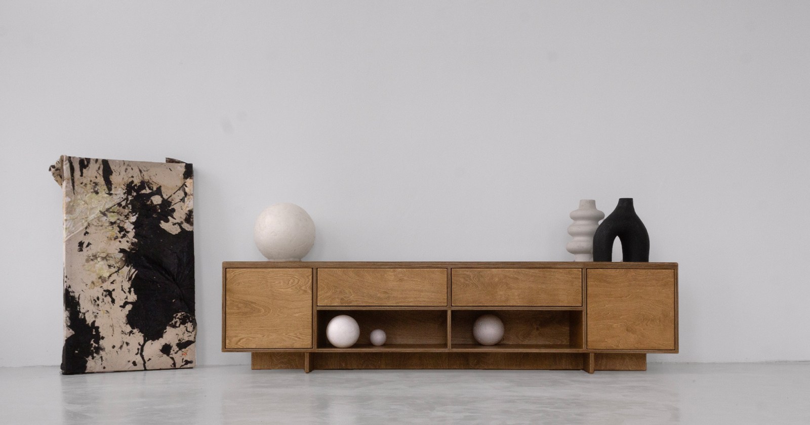 zrównoważona forma w stylu japandi, czyli połączenia japońskiego minimalizmu i skandynawskiego designu. Nie można przejść obok niej obojętnie
