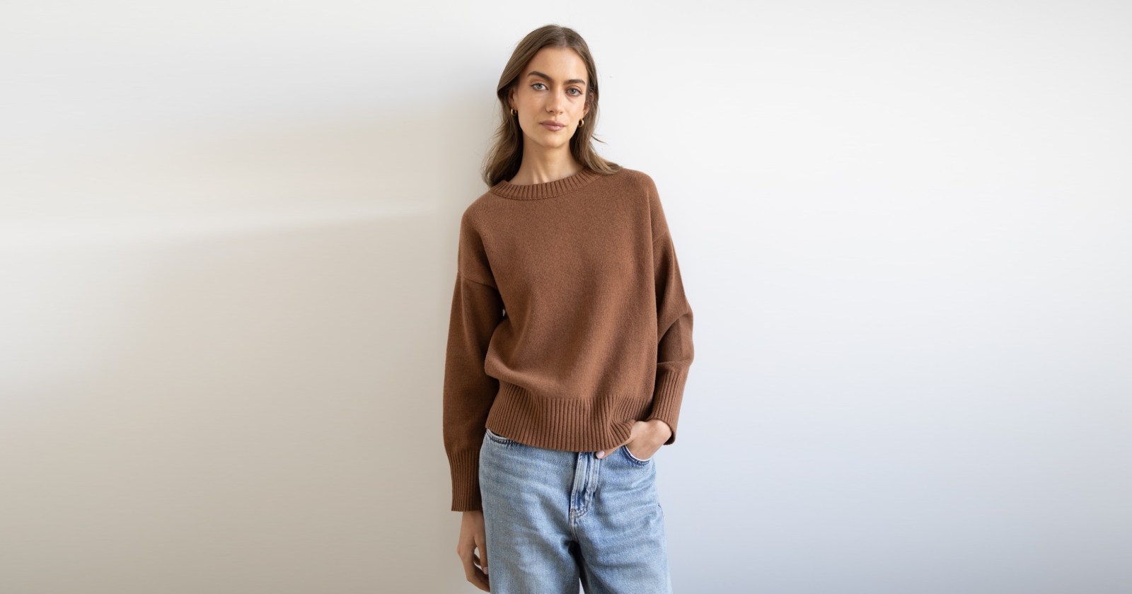 Sweter Freya z okrągłym dekoltem to połączenie klasycznego stylu z luksusowym komfortem. Wykonany z delikatnej wełny merynosa z dodatkiem kaszmiru, oferuje niezrównaną miękkość i ciepło, idealne na chłodniejsze dni