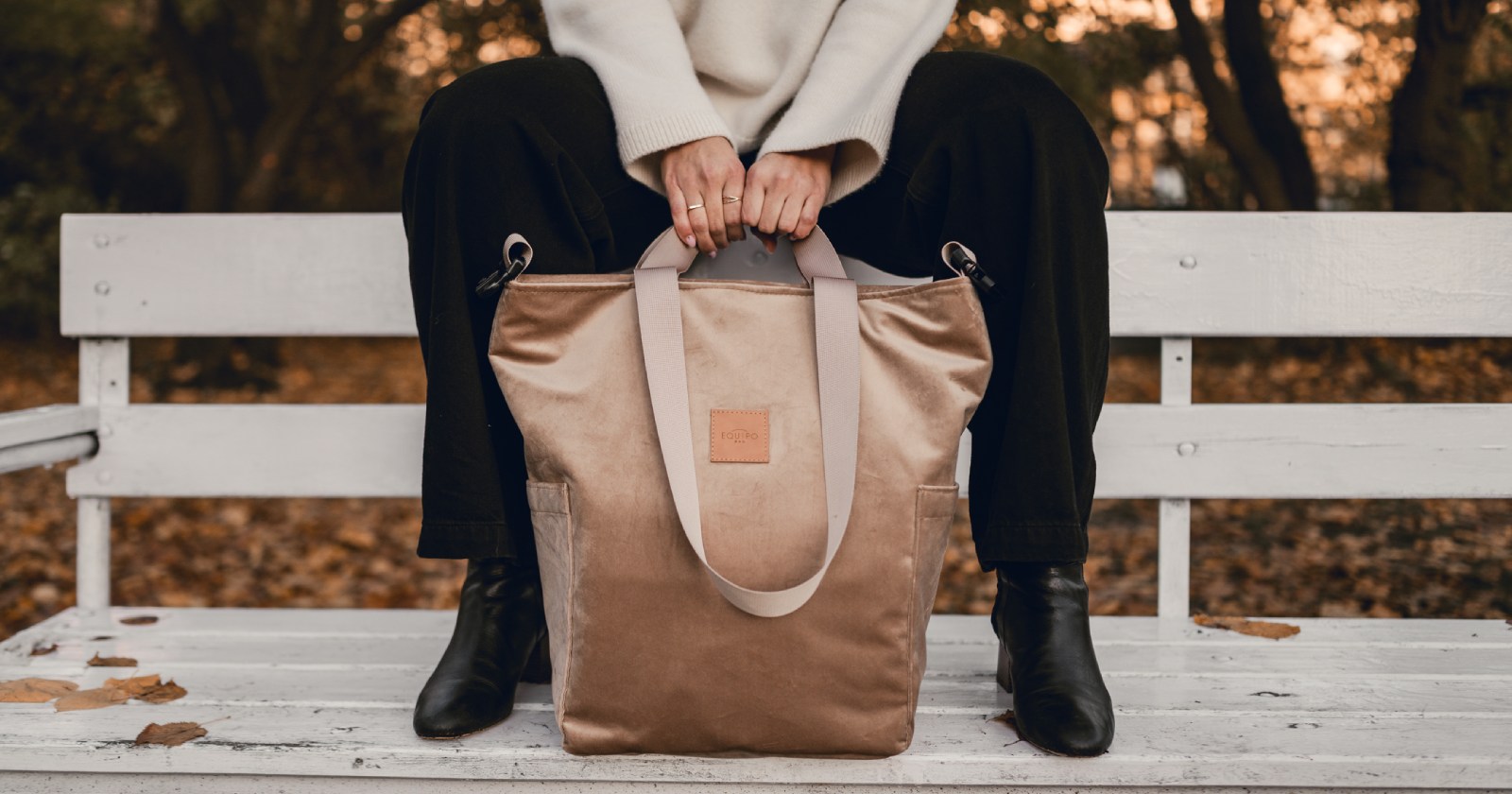 Wodoodporna. kompaktowa i ergonomiczna :) Nosisz jak chcesz, na 4 sposoby - plecak, na skos, w ręce, na ramię