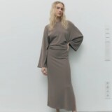 Jak nosić dzianinowe sukienki? Modne zestawienia na jesień i zimę