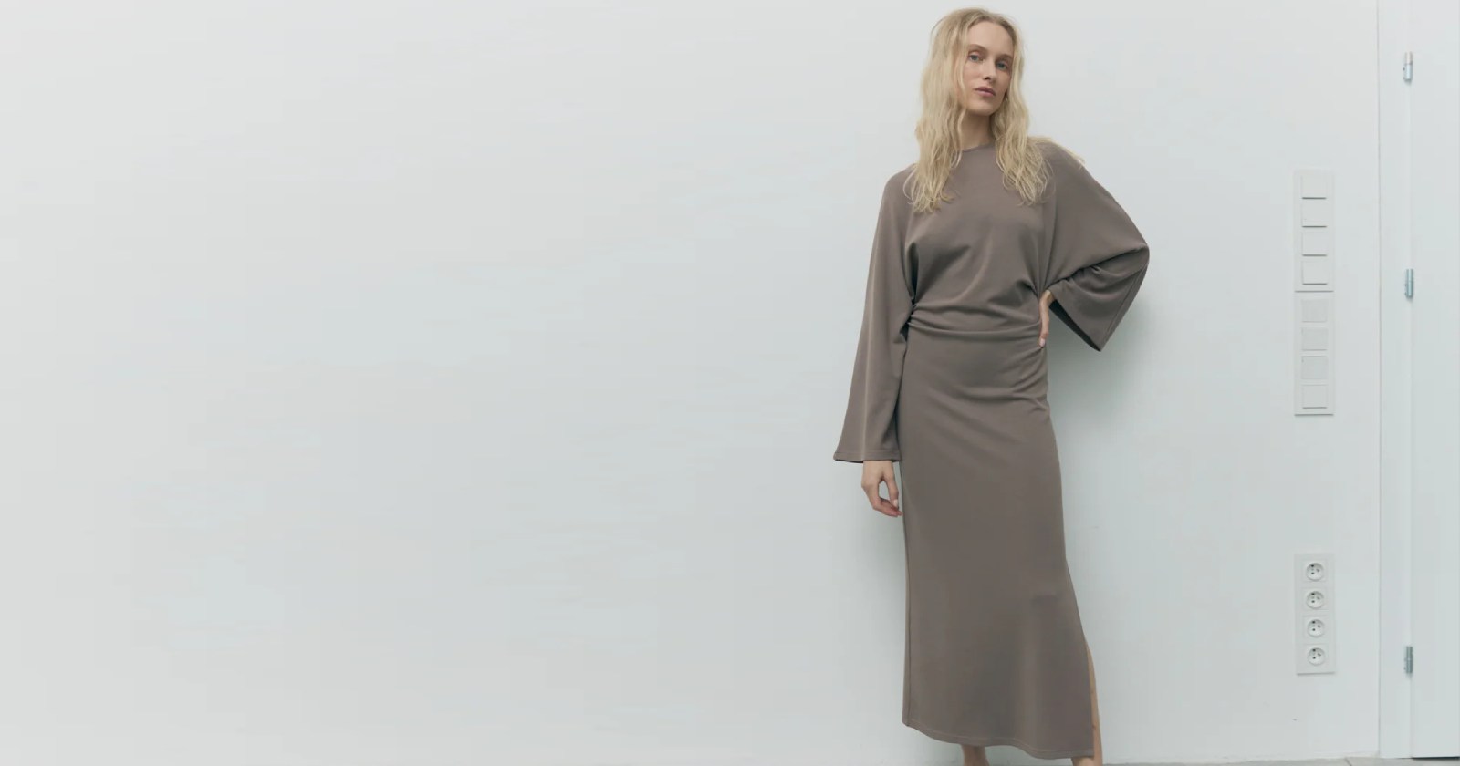 Jak nosić dzianinowe sukienki? Modne zestawienia na jesień i zimę