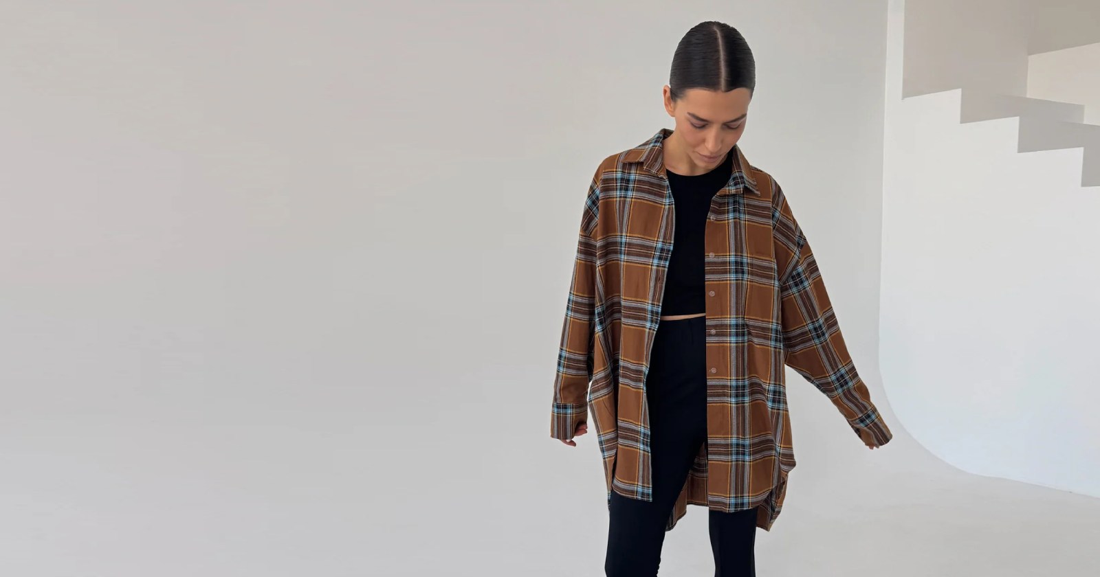 Koszula Calm oversize w brązowo–turkusową kratę to połączenie ponadczasowego stylu, jakości premium i świadomej produkcji