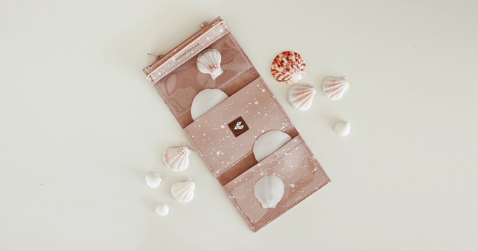 Portfel MINI Splash Pink to minimalistyczny portfel oraz etui na dokumenty od samochodu, w wyjątkowej ręcznie malowanej wersji