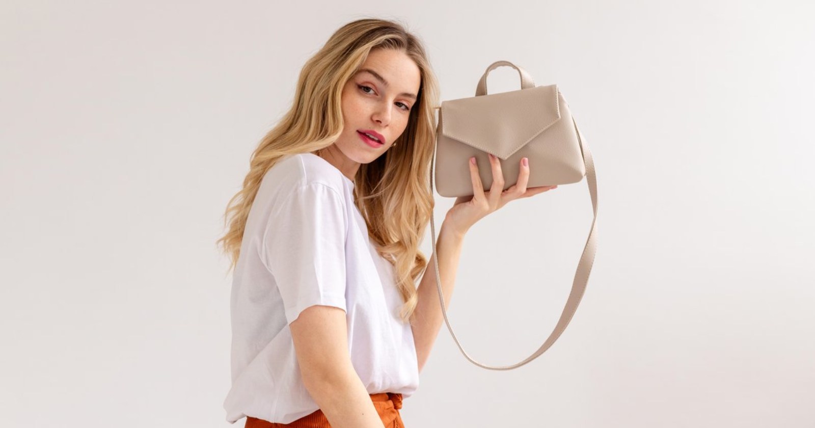 elegancka torebka kopertówka z wegańskiej skóry, ELISE PETIT, wyrafinowany i stylowy dodatek zaprojektowany, by podnieść każdą stylizację