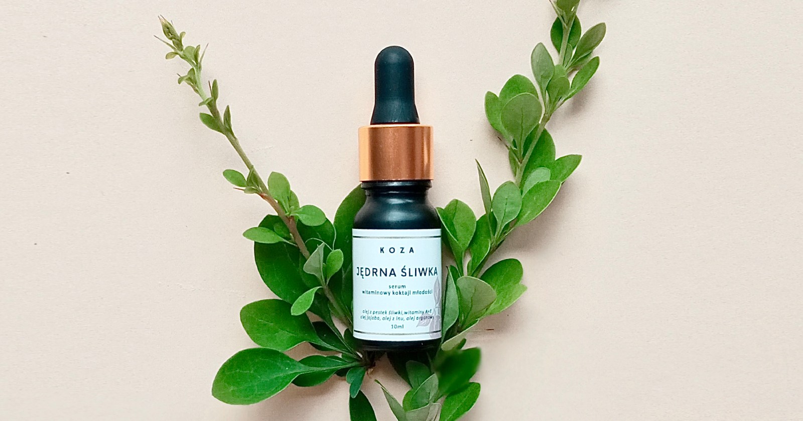 Witaminowy koktajl młodości. Skondensowana formuła serum zawiera witaminy A + E – mające wpływ na zachowanie młodego wyglądu skóry oraz aż 7 naturalnych, zdrowych olei zimnotłoczonych, bogatych w antyoksydanty, minerały i składniki wpływające na zachowanie młodego wyglądu skóry