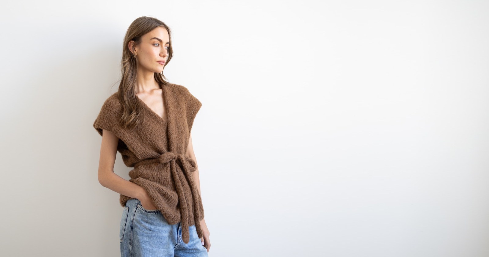 Minimalistyczna kamizelka z wyjątkowej, drapanej alpaki – w 100% niefarbowanej. Wiązana na delikatny pasek, podkreśla sylwetkę, zachowując lekkość i miękkość materiału