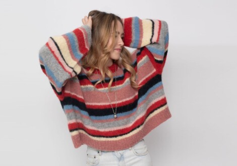 Jak nosić kolorowe swetry zimą? Stylizacje, które poprawiają nastrój