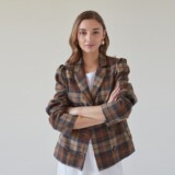 Damska marynarka w kratę - z czym ją nosić, żeby wyglądać modnie?