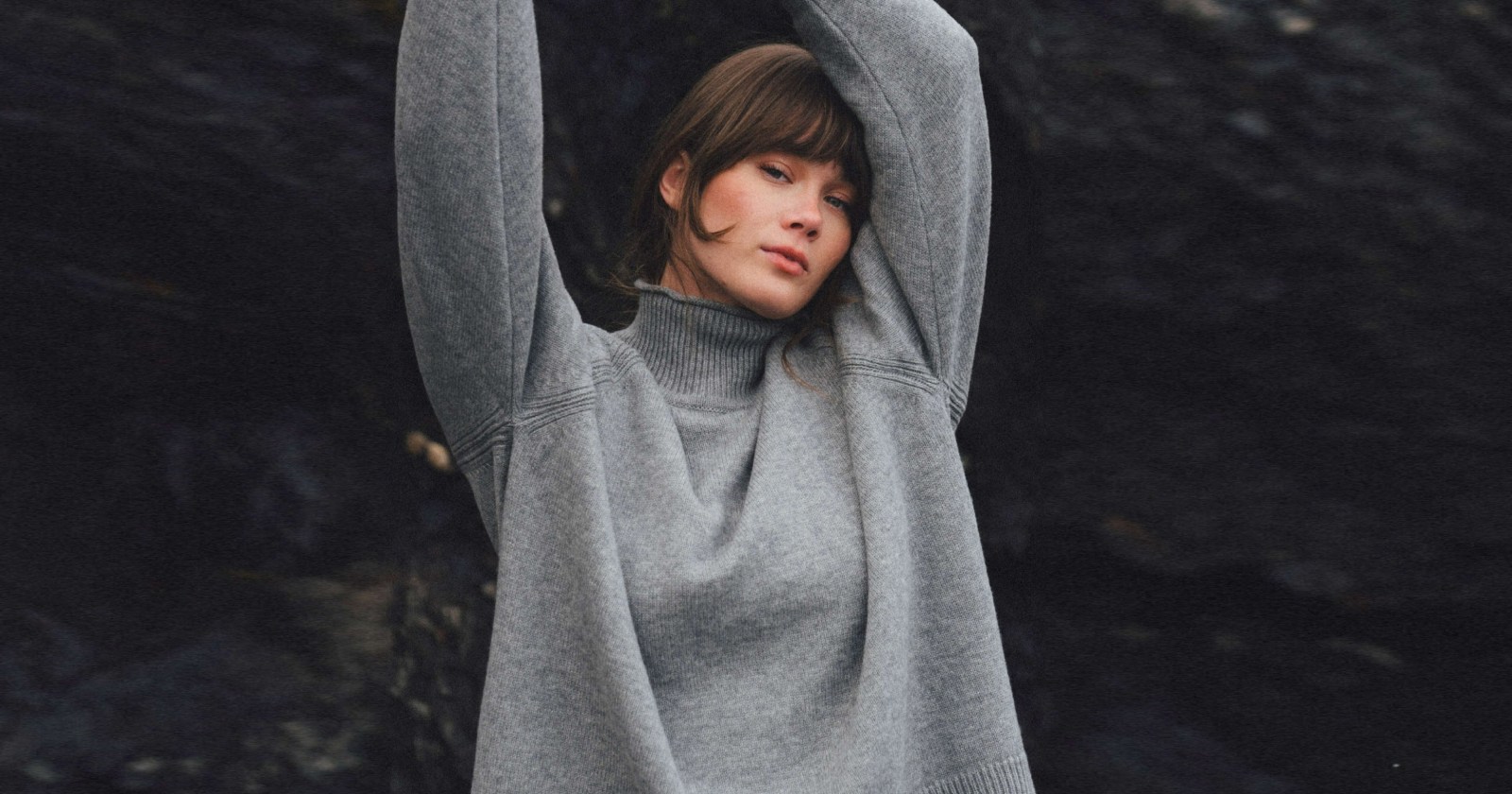 Oversize’owy wełniany sweter z golfem w szerokiej gamie kolorów