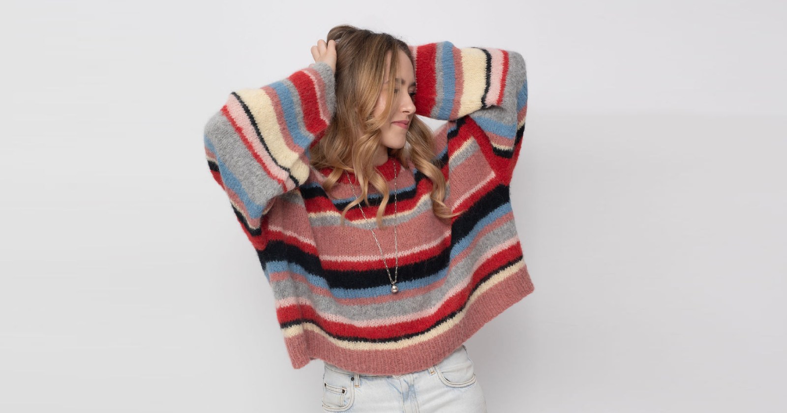 Jak nosić kolorowe swetry zimą? Stylizacje, które poprawiają nastrój