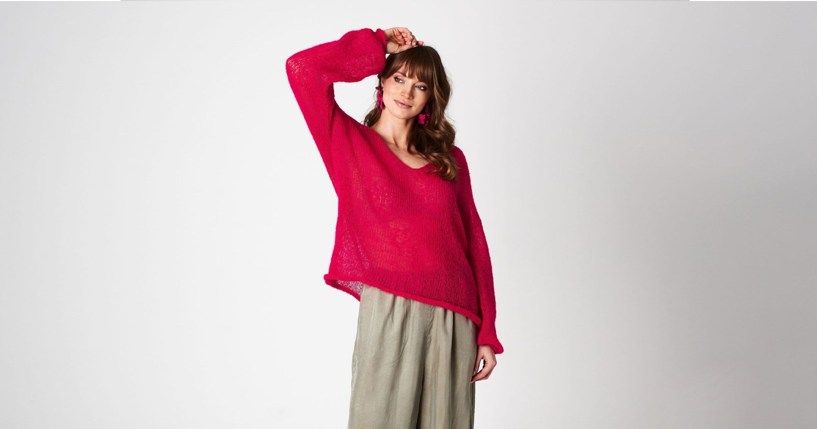 Gili to kobiecy i elegancki sweter, który łączy wygodę z romantycznym stylem. Jego prosty krój bez ściągaczy sprawia, że jest lekki i swobodnie układa się na sylwetce, a modne bufiaste rękawy dodają mu uroku.