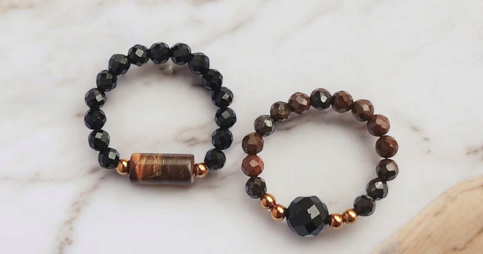 Pierścionki elastyczne zostały wykonane z kuleczek fasetowanego turmalinu i tygrysiego oka