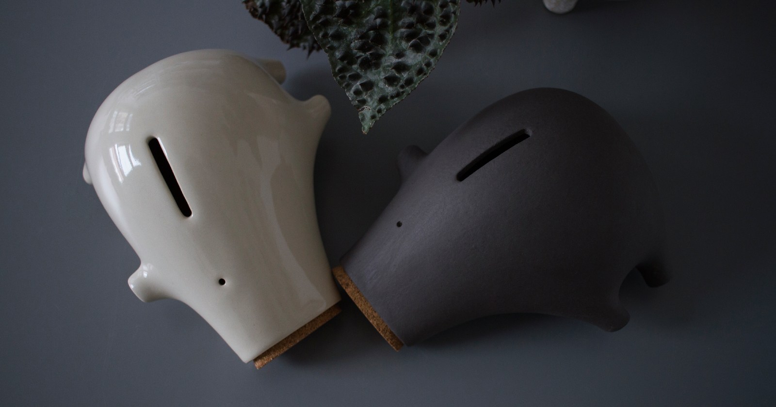 PiggyB 2.0 to hołd złożony tradycyjnej śwince skarbonce. Niedookreślony, płynny kształt oscyluje pomiędzy dziecięcym rysunkiem a organiczną formą, przywodząc niejednokrotnie na myśl wspomnienia z dzieciństwa