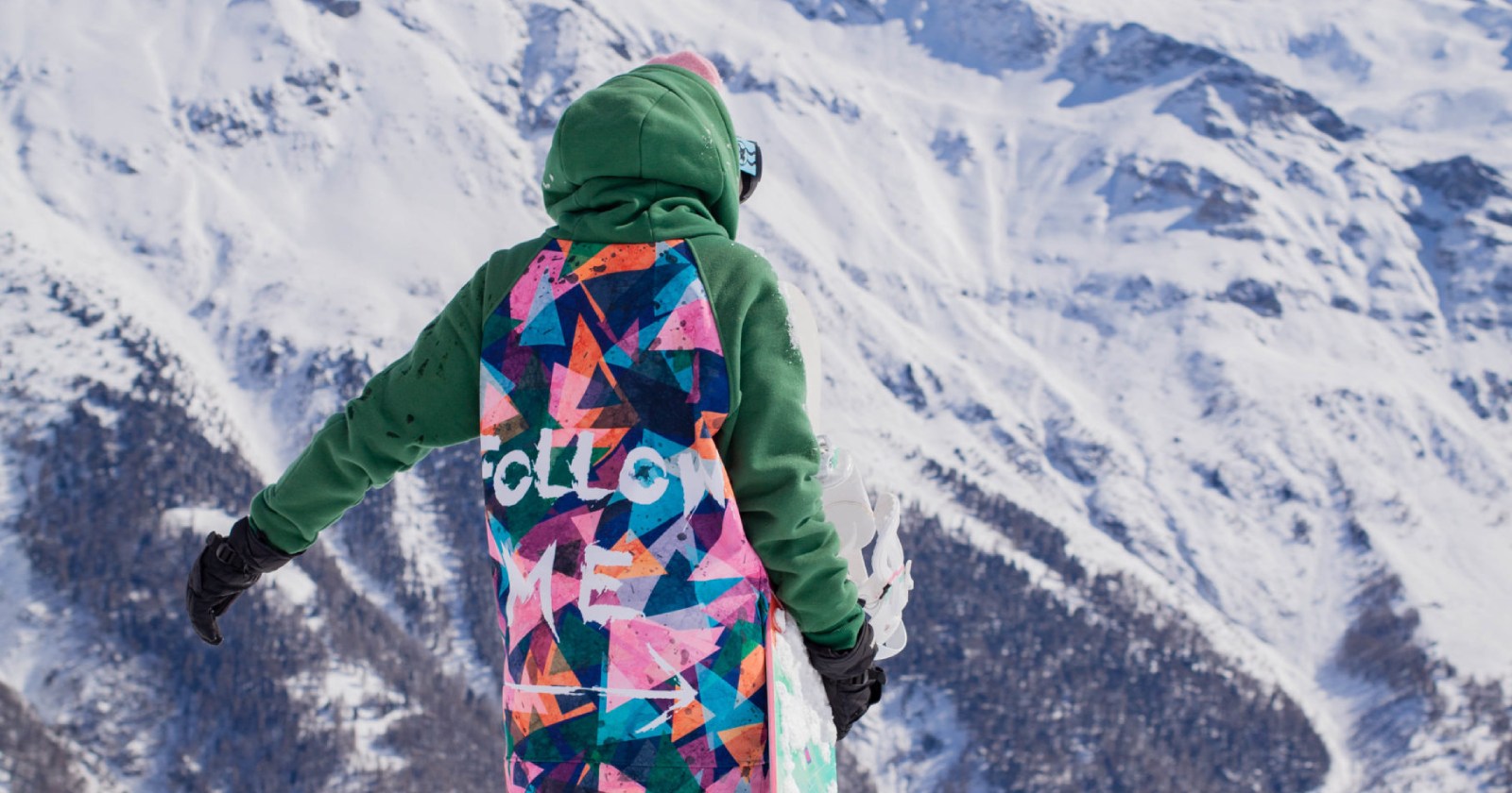 kolorowa bluza sportowa stworzona z myślą o szalonych narciarkach i snowboardzistkach