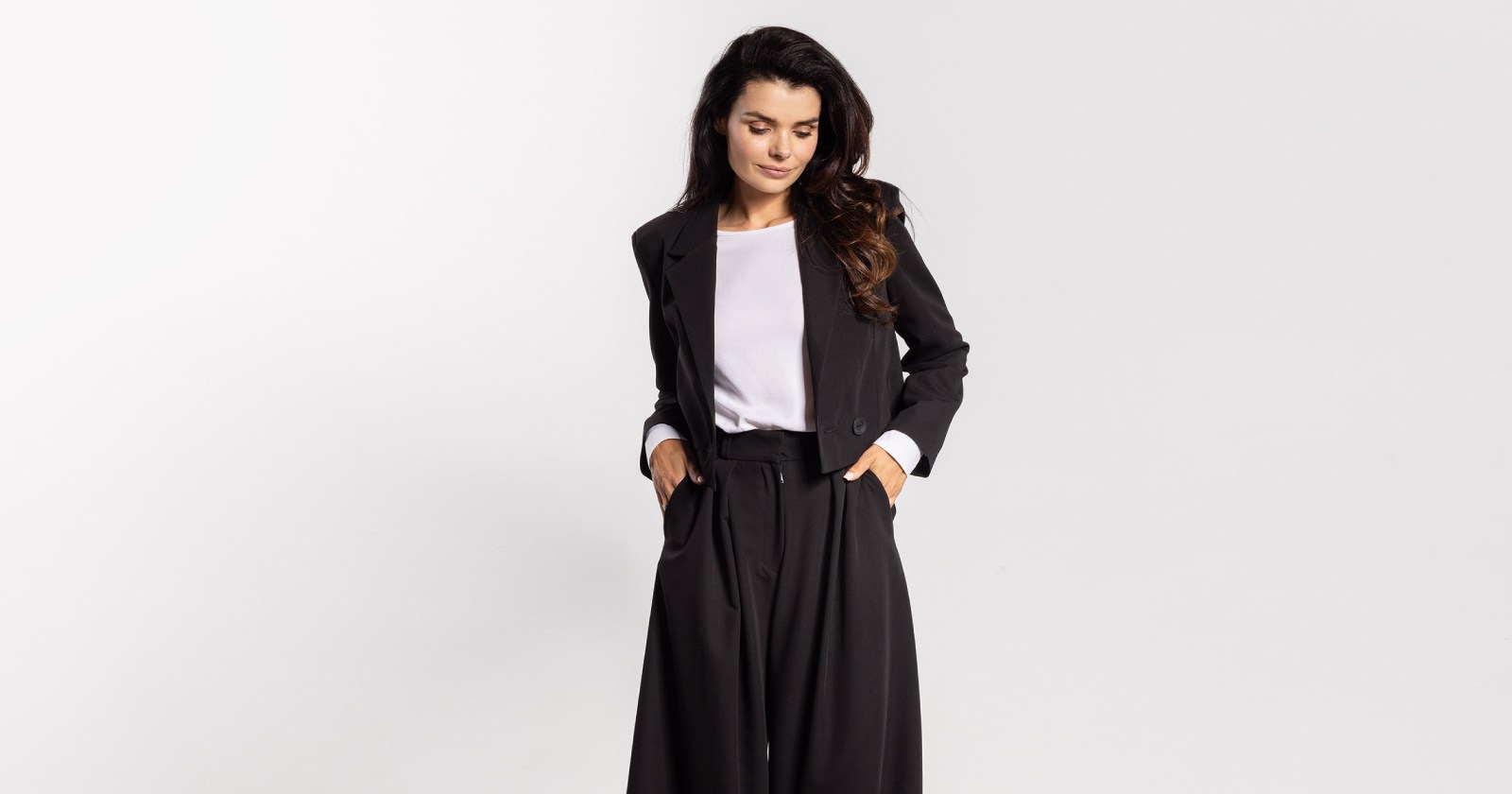 Stylowe spodnie z szerokimi nogawkami łączą wygodę z elegancją. Wysoki stan podkreśla talię i optycznie wydłuża sylwetkę, a rozszerzane nogawki nadają lekkości i nowoczesnego charakteru