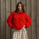 Jaki kolor pasuje do czerwonego? Pomysły na stylowe zestawienia